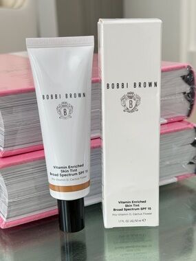 Bobbi Brown Vitamin Enriched Skin Tinted Moisturizer SPF 15 Shade Golden 3